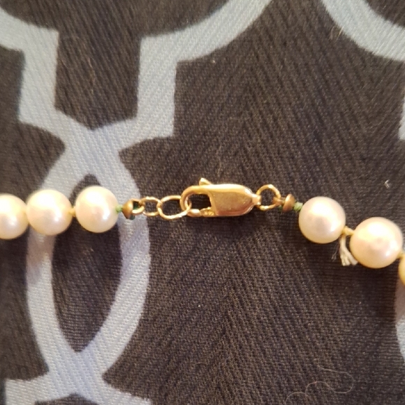 Elegant White Freshwarer Pearl Necklace With 14 Carat Gold Clasp - Picture 2 of 8